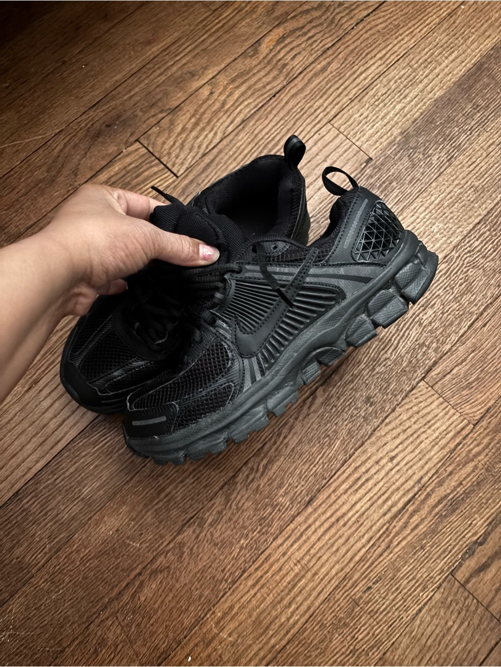 Black Nike vomeros size 4.4 Kids All-Black Athletic Sneakers